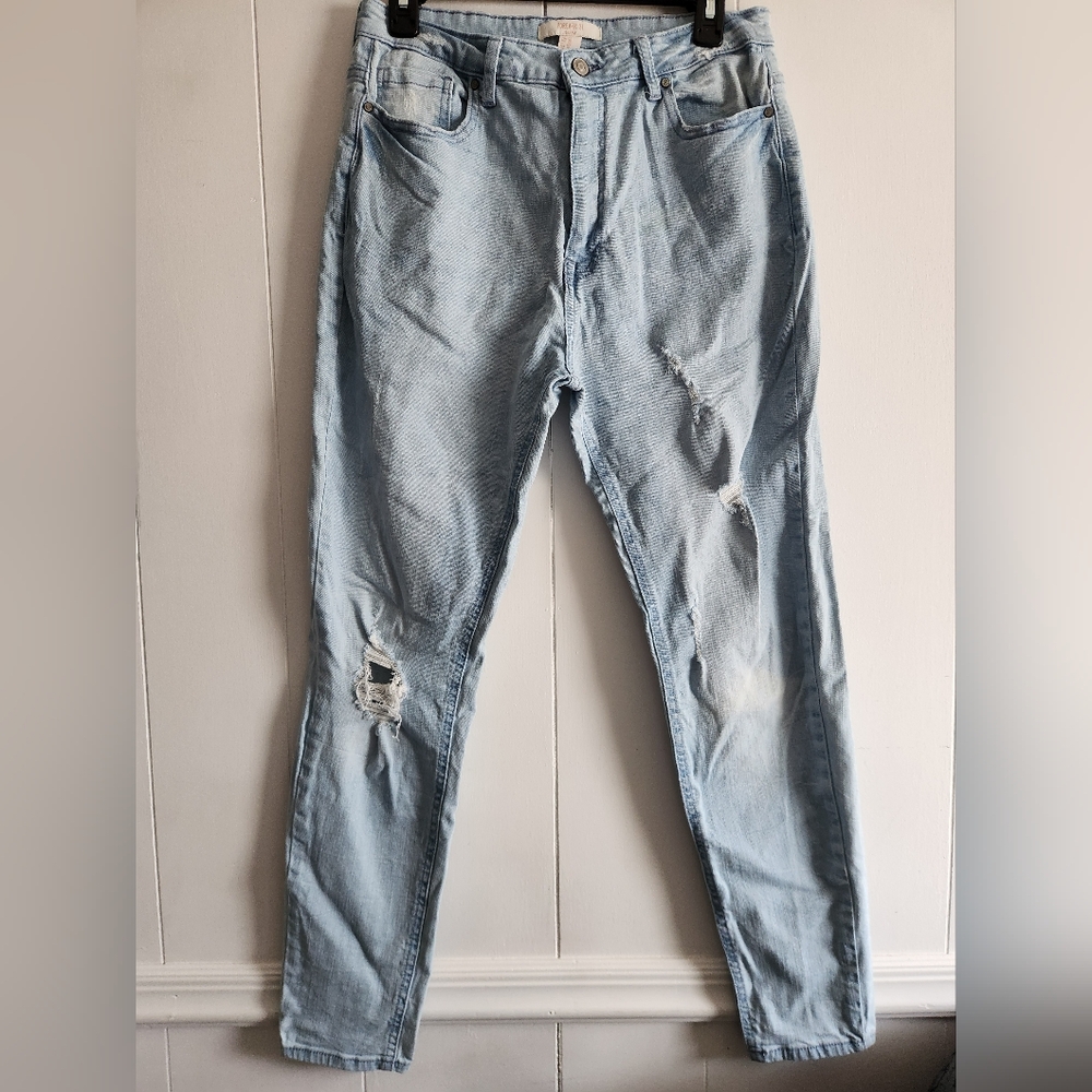 Forever 21 Size 30 Light Wash Distressed Skinny Jeans